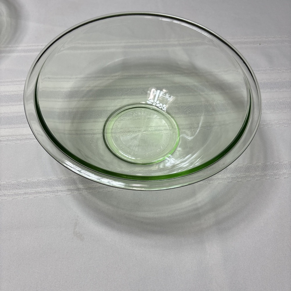 Pyrex Glass Green Tinted Nesting 2.5 Quart Mixing Bowl #325